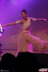 组图：萨顶顶开唱玩混音 透视黑衣性感挥扇