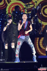 组图：多变哈林(庾澄庆)唱金曲 登小巨蛋万人同欢