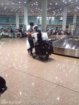 组图：刘诗诗吴奇隆日本游玩满载而归 吴奇隆贴心整行李