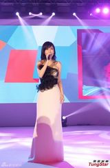组图：周慧敏献唱《最爱》 不老玉女美丽动人