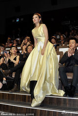 组图：赵薇大裙摆似行动不便 陈可辛牵手吴君如