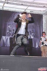 组图：潘玮柏《小丑》自创MV挑战不同类型角色