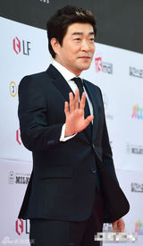 组图：孙贤周稳重亮相 实力派不用花哨也显眼