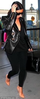 组图：卡戴珊蜜月后独自返家 未见老公身影