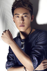 组图：陈希郡时尚写真曝光 展绅士熟男气质