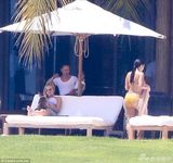 组图：卡戴珊度假日光浴 丰腴美背一览无余