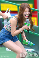 组图：miss A秀智热裤亮相街头 小蛮腰美腿吸睛