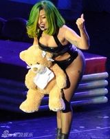 组图：Lady Gaga丁字裤秀肥臀 与黑人猛男拥抱嬉戏