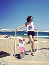 组图：夏梓桐夏日酷玩滑板 动感十足童心未泯