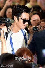 组图：李敏镐低调现身机场 粉丝围堵人山人海