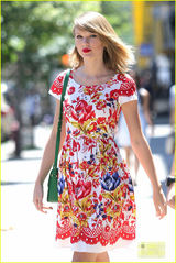 组图：斯威夫特金发闪耀 印花裙夏日青春洋溢