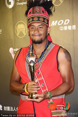 组图：张震岳获最佳专辑 原住民造型领奖