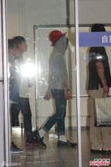 组图：GD潮裝抵港 粉丝疯狂接机保镖贴身护驾