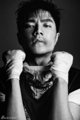 组图：袁成杰黑白运动写真 释放荷尔蒙魅力