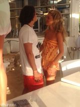 奥兰多-布鲁姆疑搭20岁嫩模新欢 派对狂欢手舞足蹈