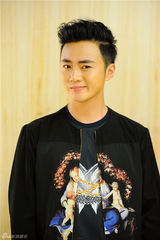 组图：余少群卖萌玩不停 霸气皇帝变萌神