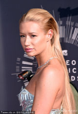 组图：伊基-阿绮丽娅抹胸裙现身 身材凹凸有致