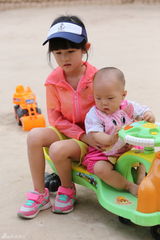 组图：吴妈跟驴交朋友 萌娃带宝宝变小家长