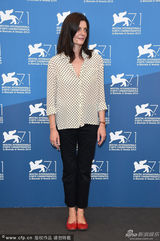 组图：《三心两意》夏洛特-甘斯布美腿风骚抢镜