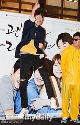 组图：《是爱情》赵寅成戴李光洙面具搞笑登场