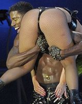 组图：Lady Gaga丁字裤秀肥臀 与黑人猛男拥抱嬉戏