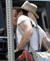 组图：蜜意十足！德普与未婚妻热吻旁若无人