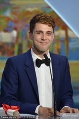 组图：评委会大奖诞双黄蛋 25岁导演多兰落泪