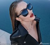 组图：杰森女友罗西妩媚露香肩 貂皮衣半遮雪体