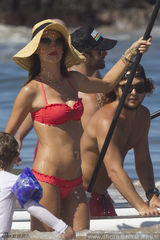 组图：安布罗休携女儿海边度假 穿比基尼秀美臀