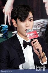 组图：崔胜贤Top宣传19禁新片与申世京谈笑