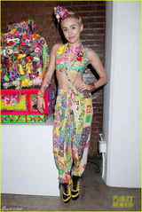 组图：麦莉-赛勒斯戴可爱头饰穿花衣 似潮流村姑