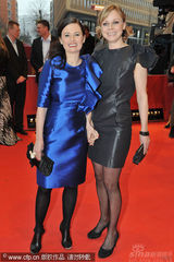 幻灯图集：电影《一家人》首映 导演佩妮莱蓝裙亮眼