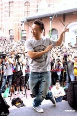 高清图：陈奕迅签唱会搞怪 演唱会加场回馈歌迷