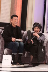 组图：张小燕扮“桃姐”问家事 刘德华：少来这套