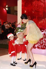 组图：刘嘉玲蛋糕裙大秀美腿 赞梁朝伟细心体贴