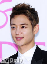 组图：SHINee帅气出席新香水发布会