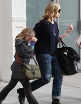 幻灯：凯特-温斯莱特携女出街 手指上已无婚戒