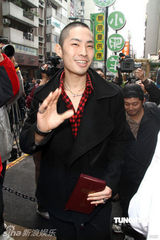 幻灯图：吴建豪小平头亮相 坦陈公司员工涉毒问题