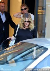 组图：巴里摩尔三婚倒计时 闺蜜迪亚茨作陪选衫