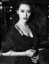 组图：爱戴时尚大片秀长腿 上演成熟女人魅力