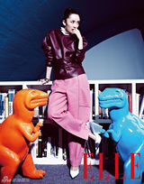 组图：杨幂《ELLE》大片游走京城干练利落