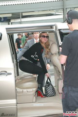 组图：希尔顿携男友来港 墨镜遮面大方拍照