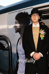 组图：苏志燮号浪漫列车开通 戴黑礼帽帅气十足