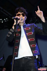 组图：方大同来台开唱黑超耍酷 陶晶莹亮相助阵