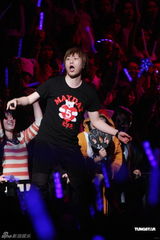 组图：五月天跨年夜开唱 陪歌迷倒数掀翻小巨蛋