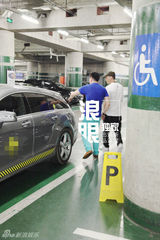 组图：吴镇宇频繁往返内地 驾豪车疑京城置业