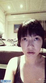 组图：小S素颜自拍 女儿扮鬼脸搞怪不输妈妈