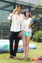 组图：郭雪芙刘以豪庆新剧收视大玩水枪