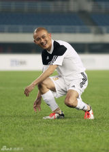 组图：聂远为过球瘾成空中飞人 被笑称“球痴”