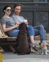 组图：海瑟薇街边狂吃甜甜圈 与老公情侣衫遛狗